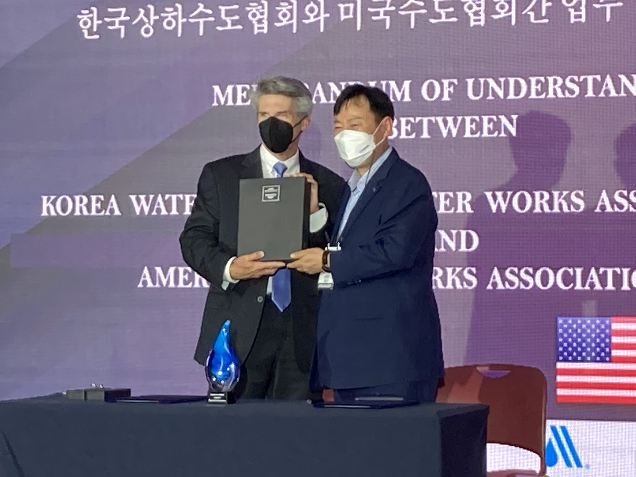 AWWA's David LaFrance and KWWA's Jin, Kwang-Hyun