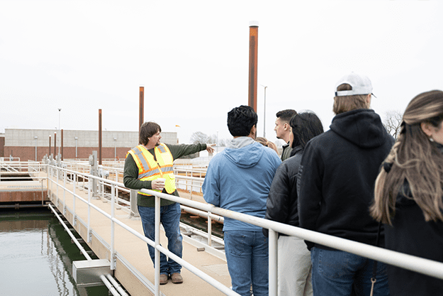 tour-leader-pointing